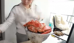 Thánh ăn công sở trổ tài hấp 'cua khổng lồ' không cần bếp khiến người xem phát thèm